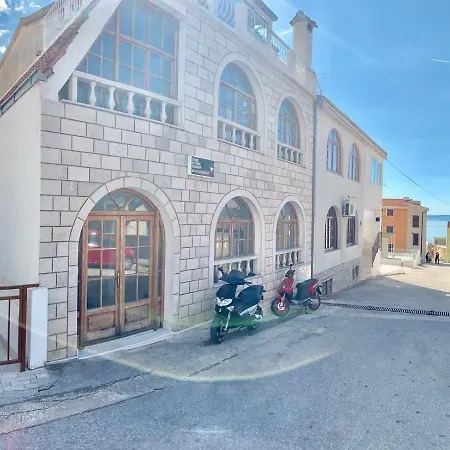 Daire Oliver Ravlic *